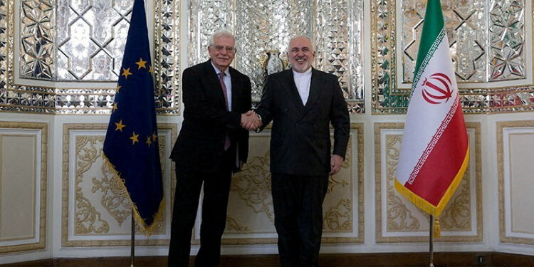 El ministro de Asuntos Exteriores iraní, Javad Zarif, estrecha la mano del alto representante de la UE para Asuntos Exteriores y Política de Seguridad y vicepresidente de la Comisión Europea, Josep Borrell, en Teherán, Irán, el 3 de febrero de 2020. (Agencia de noticias Tasnim/REUTERS)