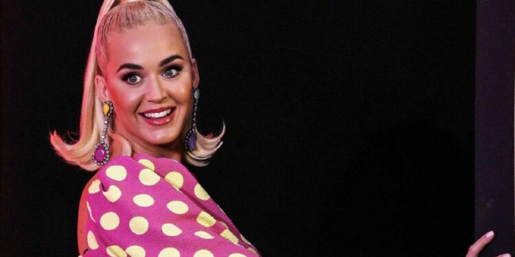 Katy Perry bautiza crucero que recrea era disco de Donna Summer