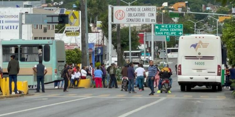La COCEI llega a la capital con protestas y bloquea el crucero de la capital