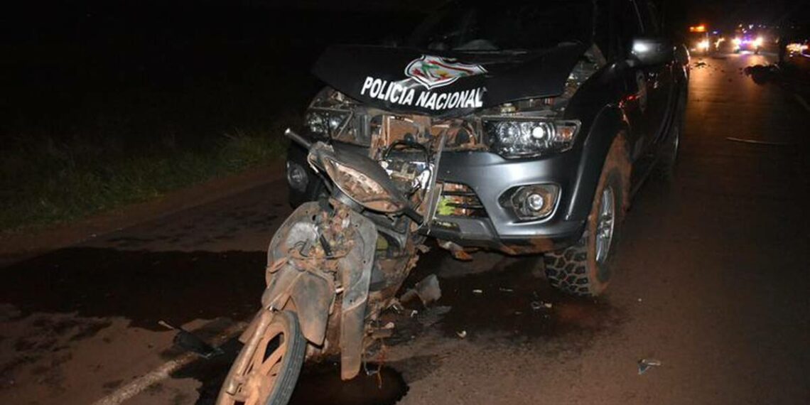 La Nación / Patrullera de la Policía chocó contra una moto y dejó dos fallecidos