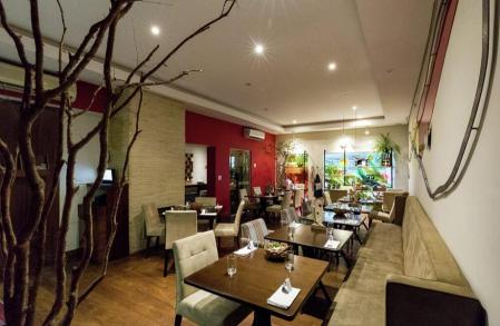 La sala del restaurante Manu en Curitiba (Brasil)