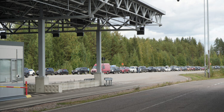 Una fila de automóviles procedente de San Petersburgo (Rusia) espera para cruzar a Finlandia por el paso de Vaalimaa (REUTERS/Essi Lehto)