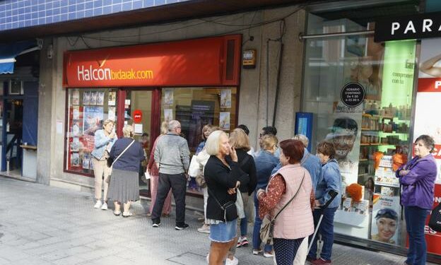 Una de las agencias de viajes de Santutxu esta mañana/mireya lópez