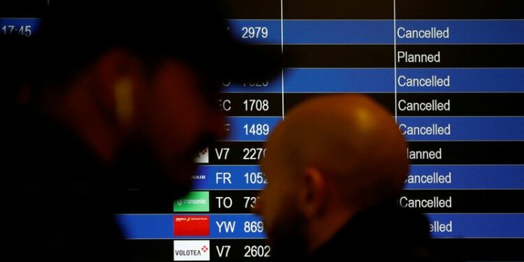 Los viajeros pasan frente a una pantalla de salida de vuelos que muestra una serie de cancelaciones durante una huelga de controladores aéreos en el aeropuerto de Nantes Atlantique en Bouguenais, cerca de Nantes, Francia. 16 de septiembre de 2022. REUTERS/Stephane Mahe