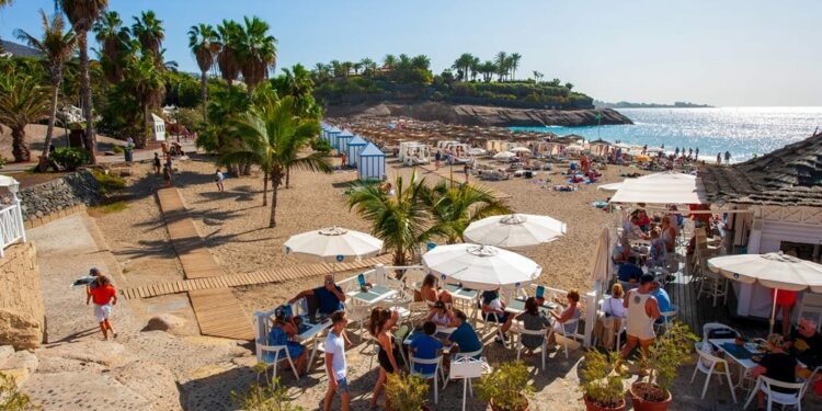 Los hoteles y apartamentos del sur de la isla de Tenerife rondaron el 88% de ocupación durante el mes de agosto, mientras que los del norte registraron el 77,3%. DA