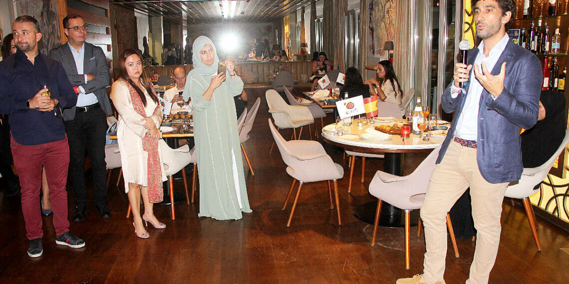 Daniel Rosado, el director de la Oficina de Turismo de España en Abu Dhabi, interviene en el acto por el Día Mundial de la Paella celebrado en Dubai. (EL CORREO)