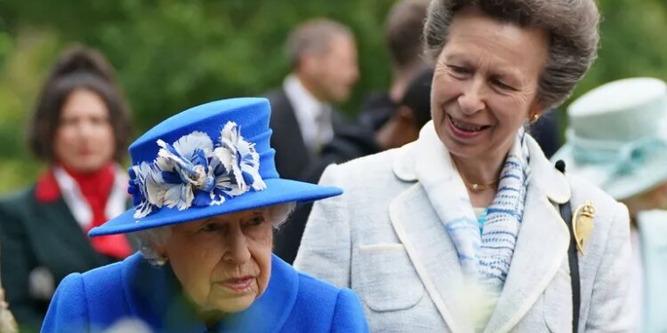 La princesa Ana, la hija de Isabel II de carácter fuerte que la acompañó en sus últimos minutos y emocionó con su despedida