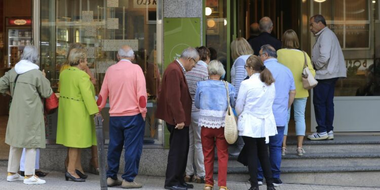 La reserva para los viajes del Imserso provoca largas colas ante las agencias de Santiago
