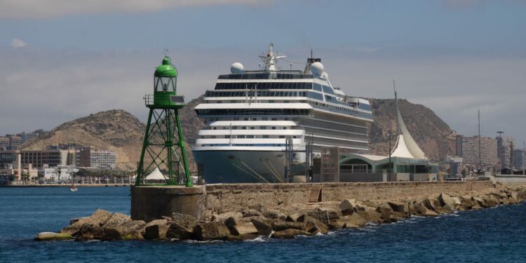 La terminal de cruceros del puerto de Alicante alcanzará los 80.000 pasajeros este año