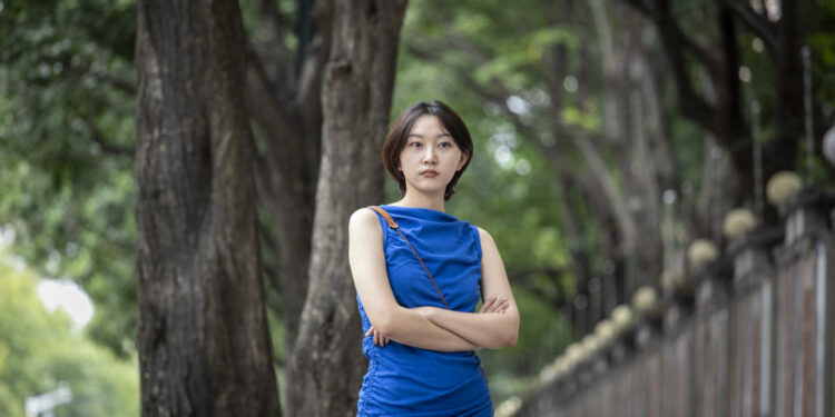 Qu Tongzhou, una asistente de fotografía que utilizó dos populares aplicaciones de citas chinas para hacer amigos durante un viaje al oeste de China, en Shanghái, el 18 de septiembre de 2022. (Qilai Shen/The New York Times).