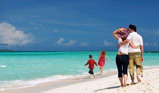 Las familias españolas aumentaron hasta un 28% su gasto en viajes este verano, según Evaneos