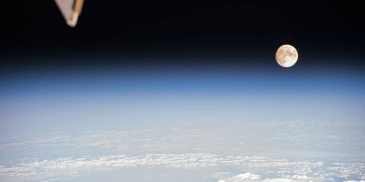 imagen de la Luna llena vista desde la estación espacial