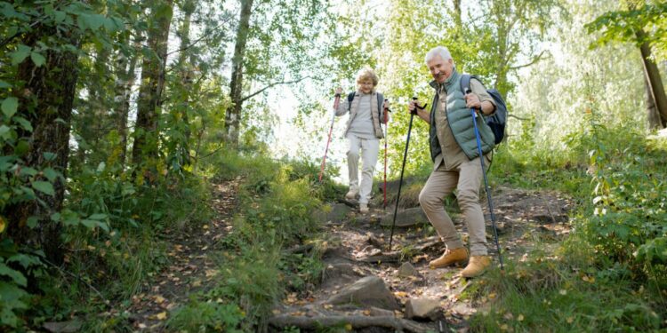 Jubilados haciendo una ruta de senderismo.