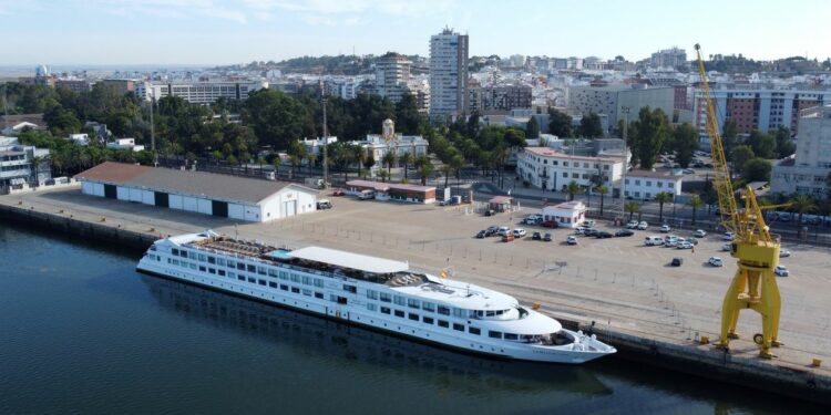 Llega a Huelva el Sea Cloud Spirit, uno de los cruceros más grandes del mundo