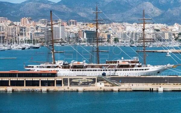 Llega a Huelva el Sea Cloud Spirit, uno de los cruceros más grandes del mundo