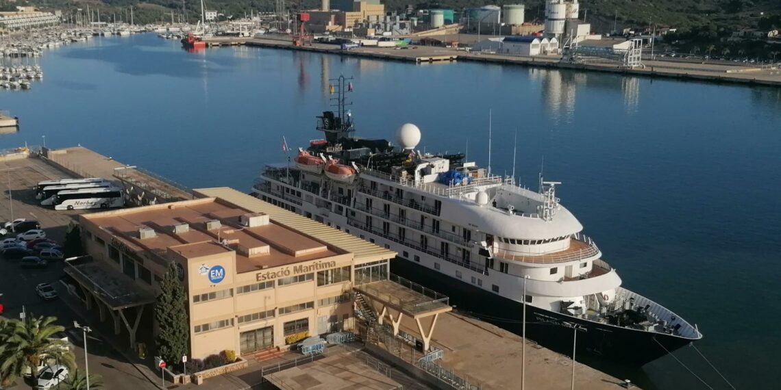 Llega a Maó uno de los cruceros más pequeños del mundo