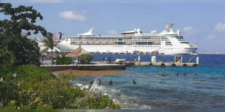 Llegan sólo dos de cinco cruceros programados este miércoles a Cozumel: VIDEO