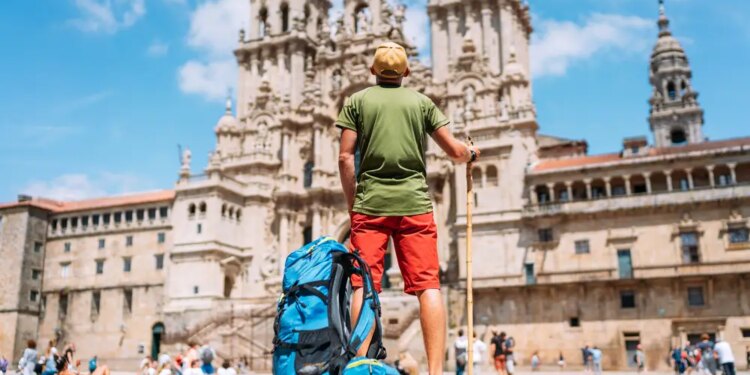 chico haciendo el Camino de Santiago