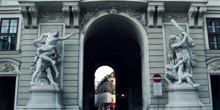 Conjunto escultórico en uno de los edificios del Palacio Hofburg [(c) Foto: @avistu]