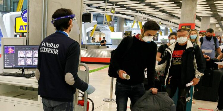 Los controles sanitarios a los pasajeros desde países de fuera de la UE se eliminan este martes | Economía
