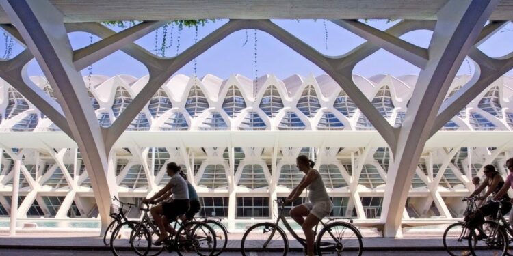 Los españoles realizaron 44,6 millones de viajes en el segundo trimestre del año, un 30,2% más
