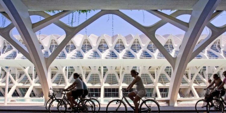Los españoles viajan un 30% más que en 2021, totalizando 44,6 millones de viajes en el segundo trimestre