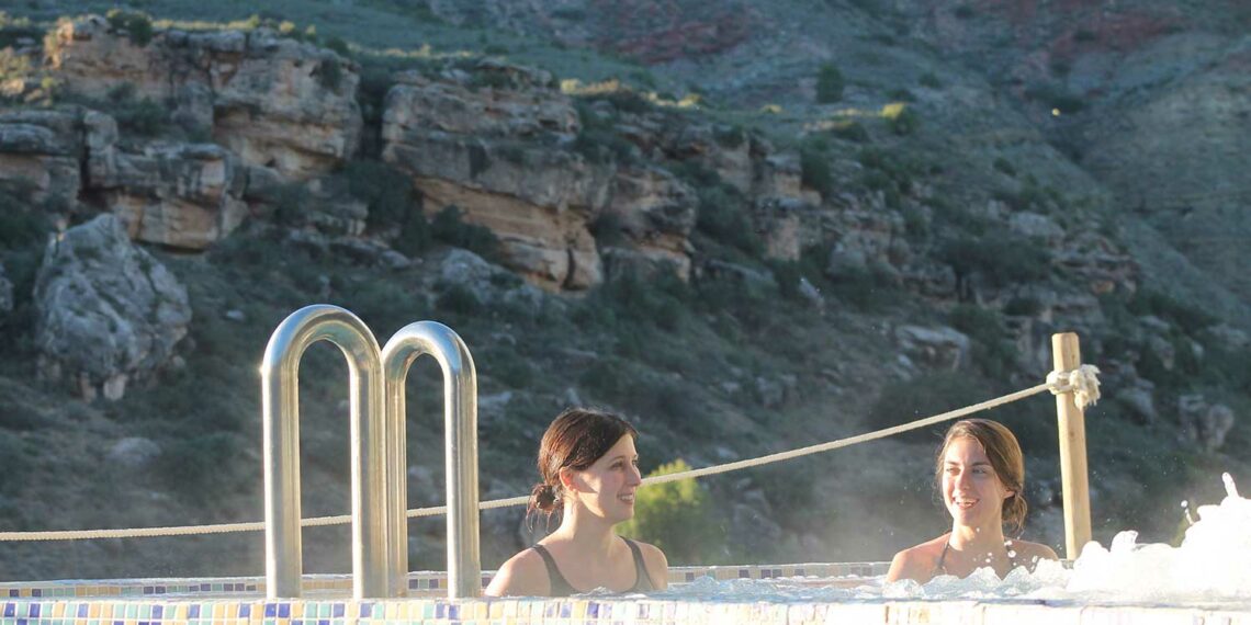 Jacuzzi exterior del Balneario de Ariño.