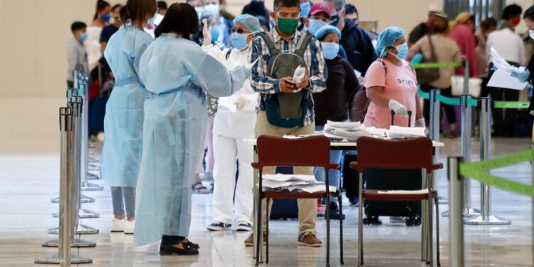 Los pasajeros que entren a España por vía aérea o marítima no tendrán que presentar el formulario de control sanitario