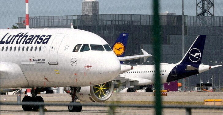 Aviones de la compañía aérea alemana Lufthansa en el aeropuerto de Frankfurt en Frankfurt, Alemania, 2 de junio de 2020. REUTERS/Kai Pfaffenbach/Archivo