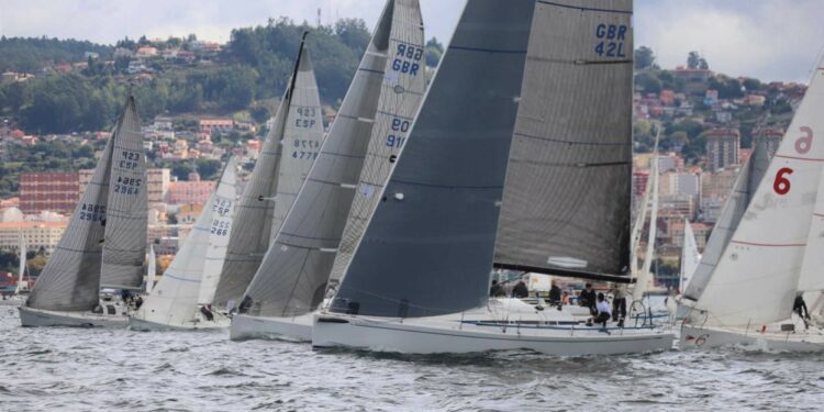 Medio centenar de barcos en el Villa de Bouzas