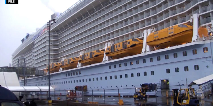Migrantes que han llegado en autobuses a NY podrían ser alojados en cruceros | Noticias Univision