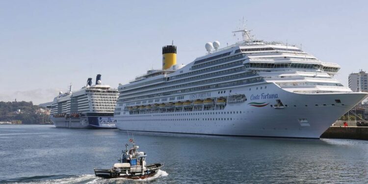 Los dos cruceros, atracados en el puerto