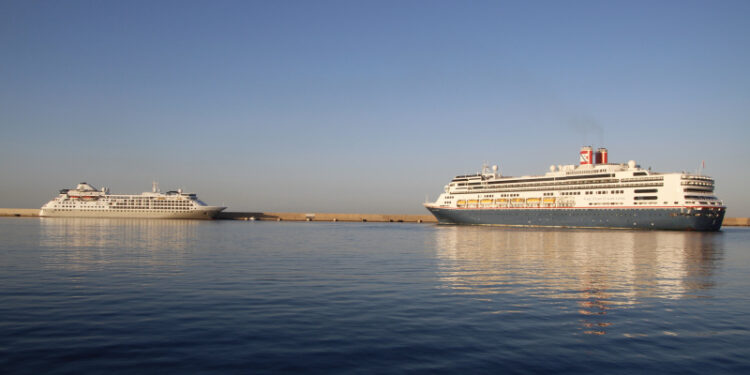 Motril recibe en una semana cuatro grandes cruceros, con casi 4.000 pasajeros