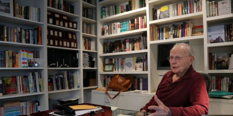 Muere a los 102 años ,Sterling Lord, el agente literario que luchó por publicar "On the Road" | Literatura
