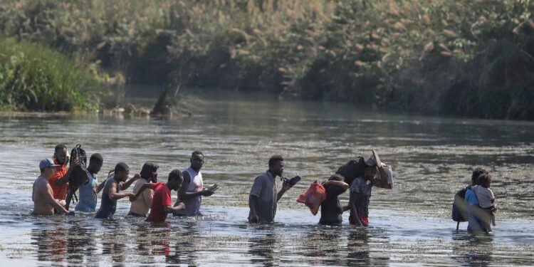 Mueren 9 migrantes ahogados al intentar cruzar la frontera entre México y EU