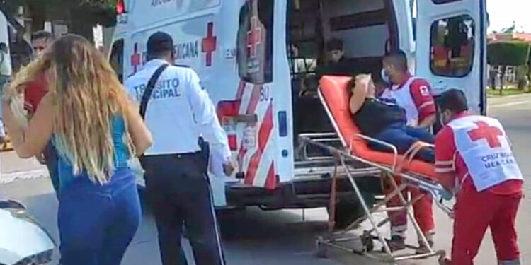 Mujer lesionada en accidente en céntrico crucero de Guamúchil
