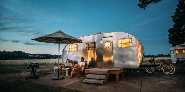 Optimizar las empresas del sector turístico a través de una base de datos de camping y base de datos de agencias de viajes, por BancoDatos