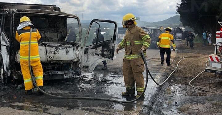 Otra vez normalistas incendian vehículos en el crucero a Purpuro, en Michoacán