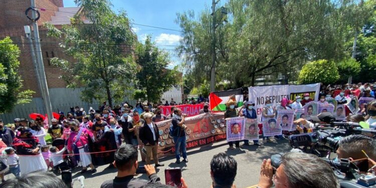 Padres de los normalistas exigen extradición de Zerón en embajada de Israel