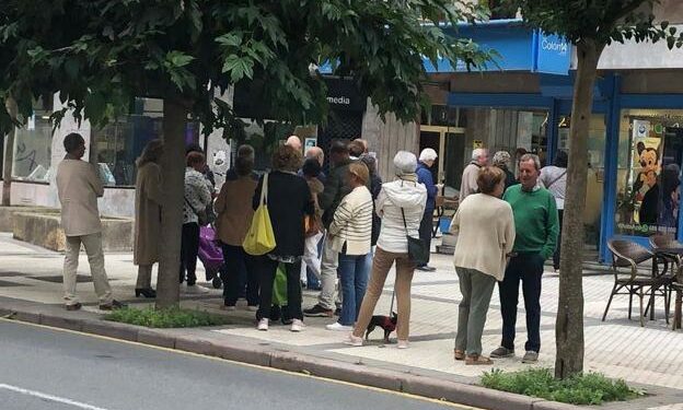 Numerosas personas forman una cola ante una de las agencias de viajes acreditadas para reservar un viaje. /a.g.e.