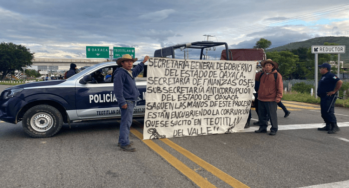 Pobladores de Teotitlán bloquean crucero, piden reconocer a sus autoridades