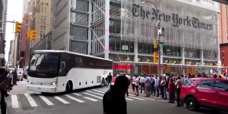 Preparan en Nueva York albergues en hangares con carpas y quizás en cruceros para migrantes