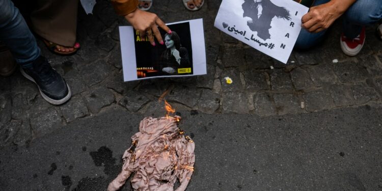 Protestas por el asesinato de Mahsa Amini se extienden a 15 ciudades