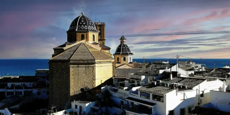 Iglesia y vista del casco antiguo de Altea