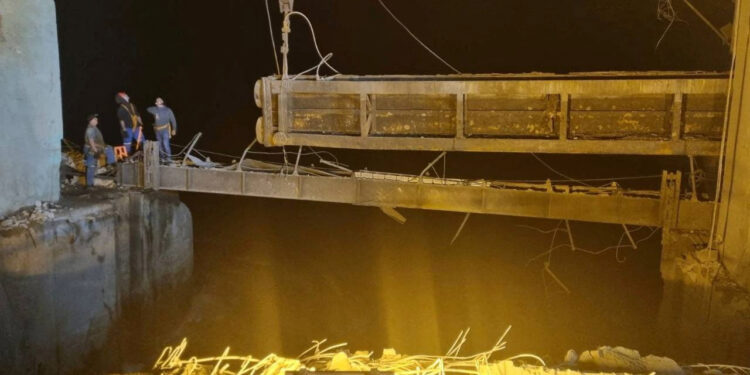 Los trabajadores reparan una estructura hidráulica dañada por un ataque con misiles rusos, en medio del ataque de Rusia a Ucrania, en Kryvyi Rih, Ucrania, en esta foto del folleto publicada el 15 de septiembre de 2022. Servicio de prensa del Servicio Estatal de Emergencia de Ucrania/Folleto vía REUTERS