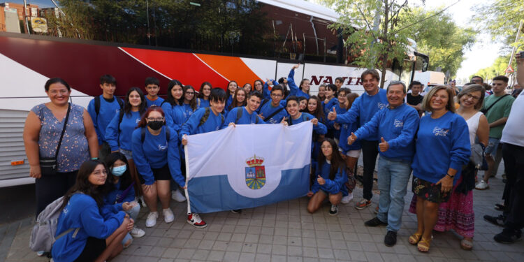 El alcalde y el concejal de educación de Fuenlabrada con los jóvenes que parten hoy a Malta