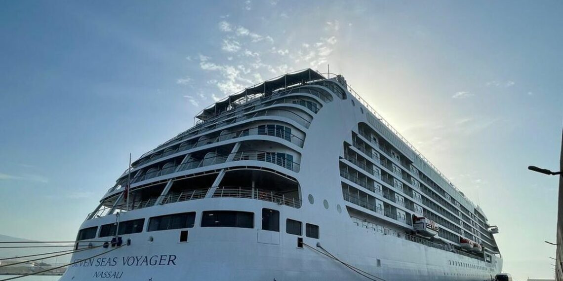 'Seven Seas Voyager', el tercer mayor crucero de la temporada atraca en Motril