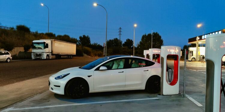 Tesla sube el precio de sus supercargadores, se encarecen los viajes y la carga rápida del coche eléctrico | Motor