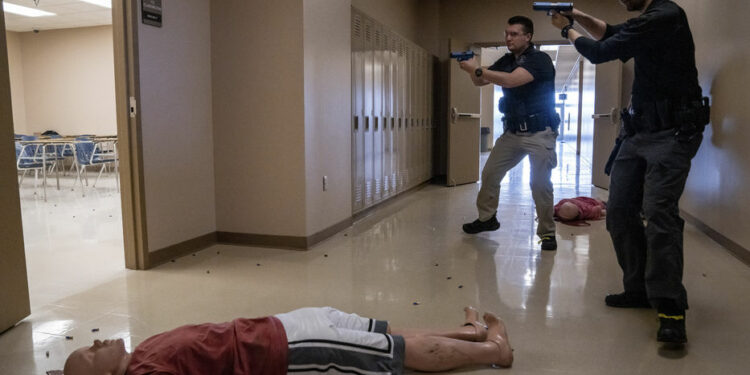 Tiroteo falso en una escuela, ¿puede preparar a la policía para enfrentar uno de verdad?