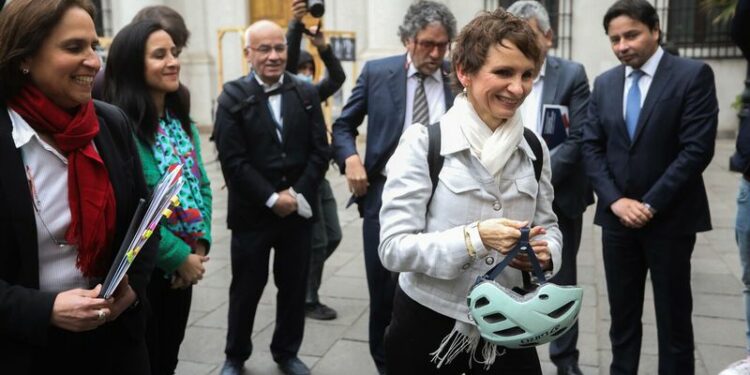 La ministra Carolina Tohá en su llegada a La Moneda este viernes, previo a encuentro con alcaldes.